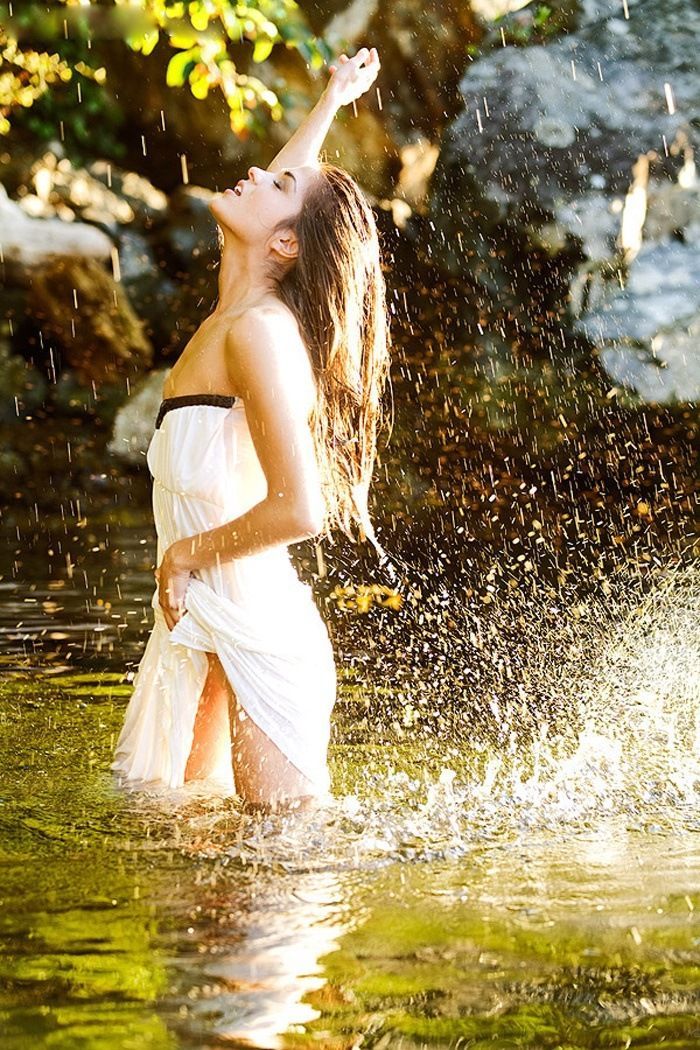 Marie Avgeropoulos in La Paz