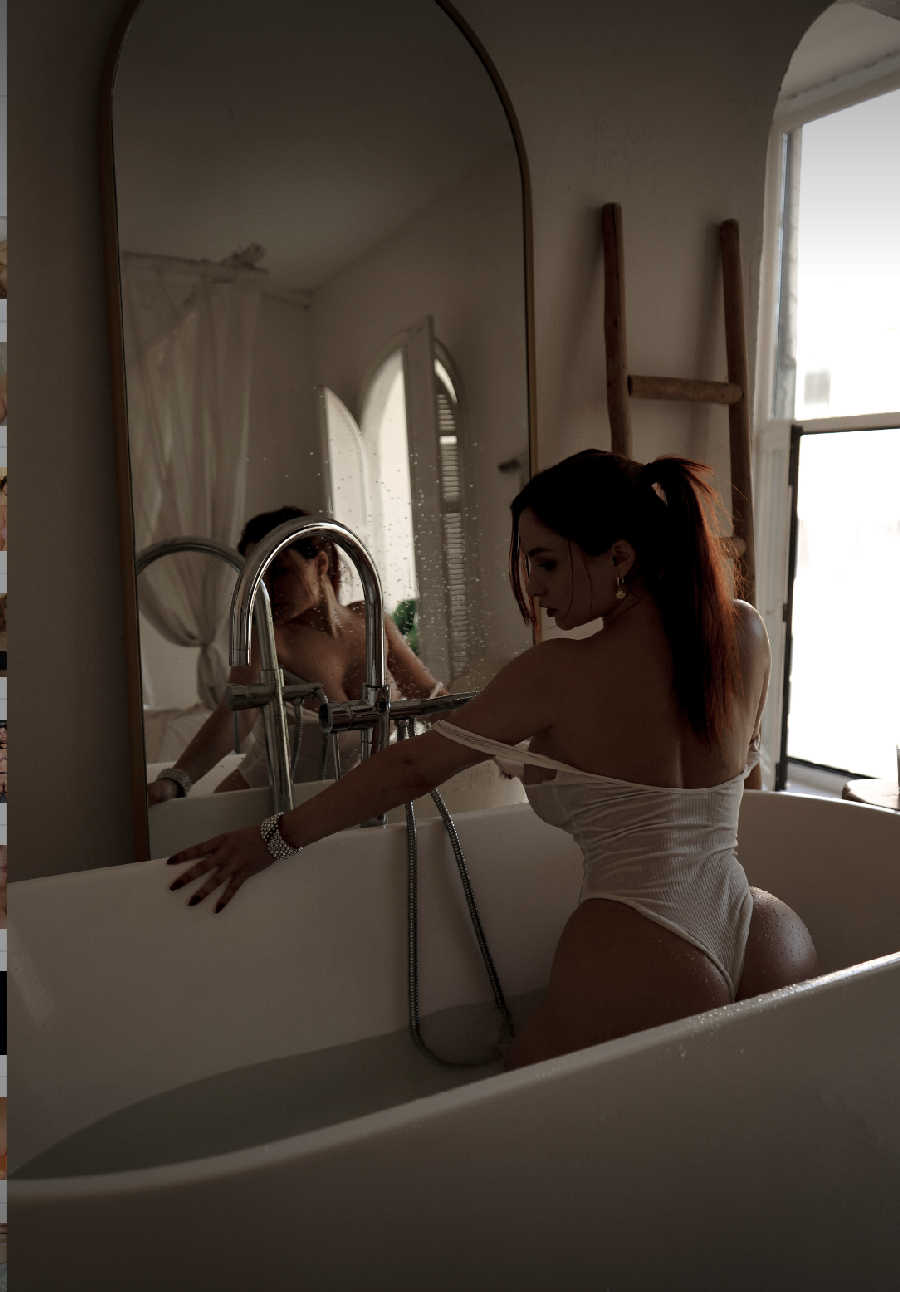 A playful frame from Miranda Faith nude — online in La Paz