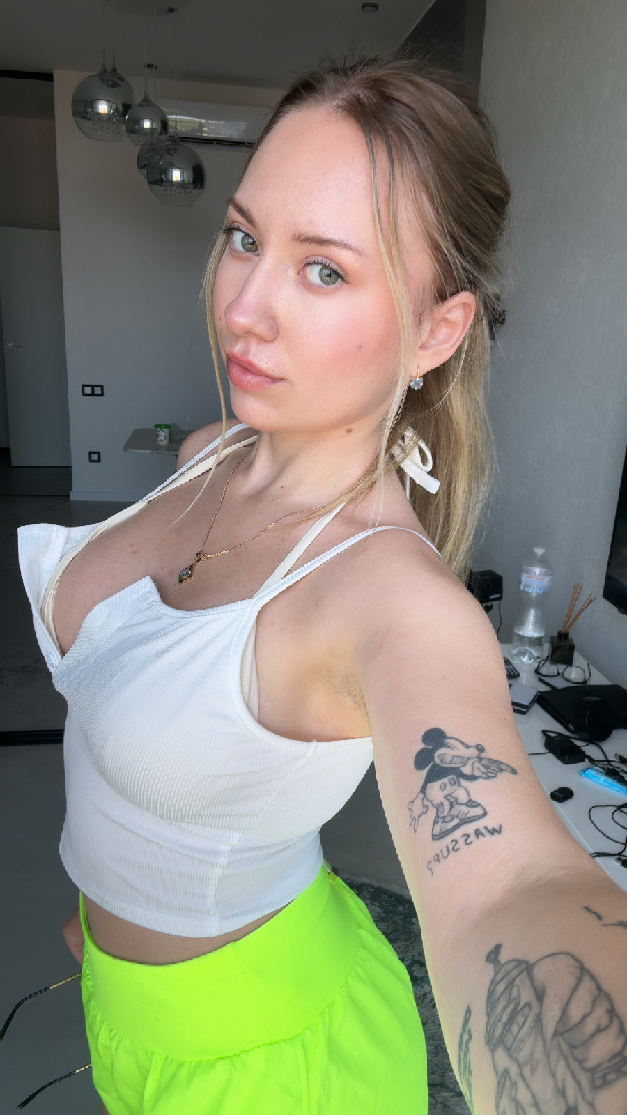 KateV in her underwear in La Paz