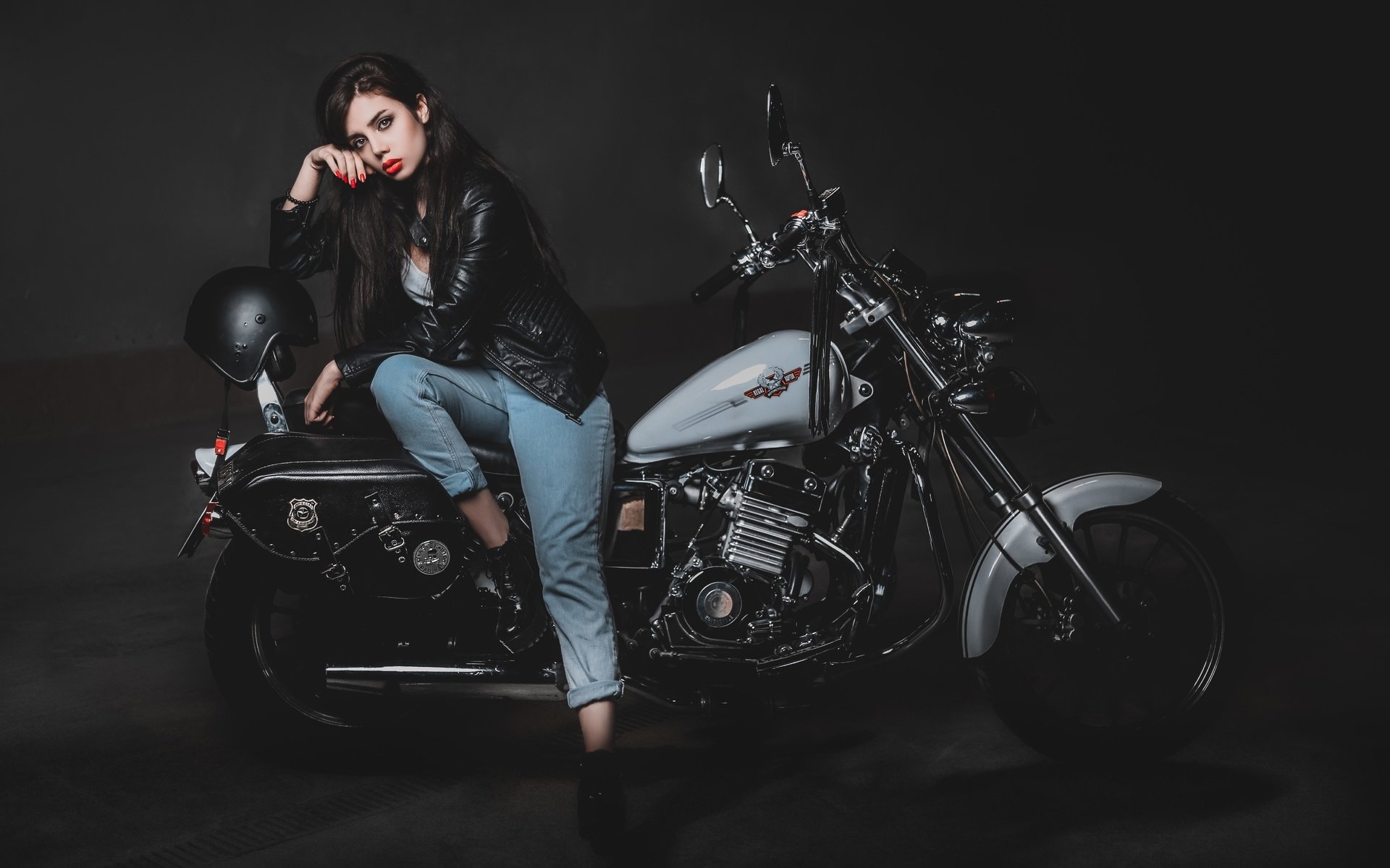 Biker girls: style and drive in La Paz