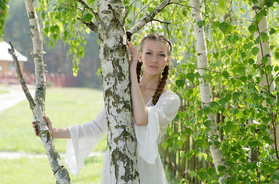 Women in Slavic costumes in La Paz