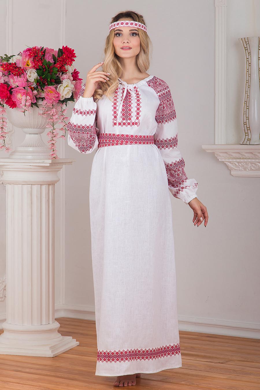 Women in Slavic costumes in La Paz