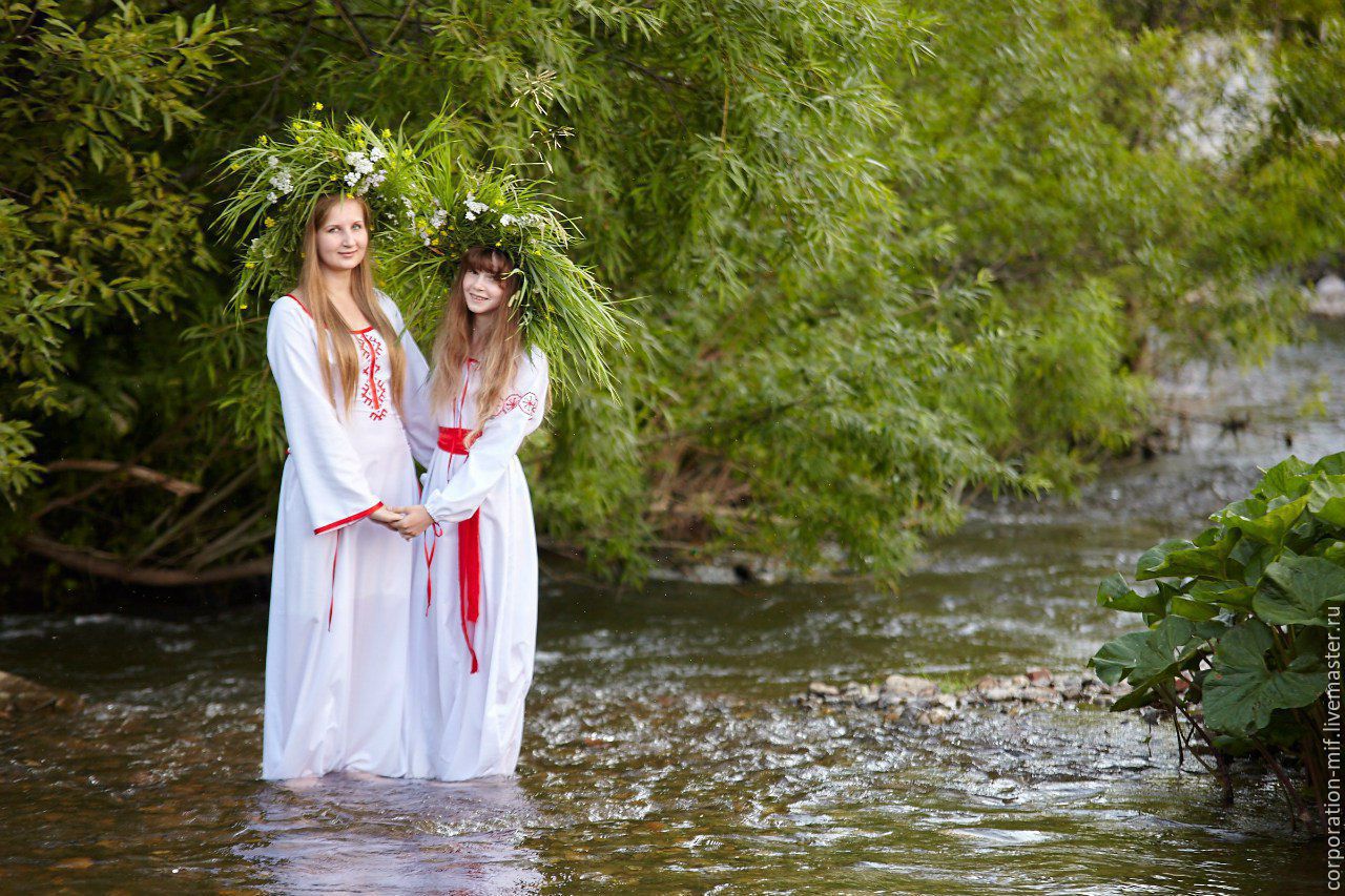 Women in Slavic costumes in La Paz