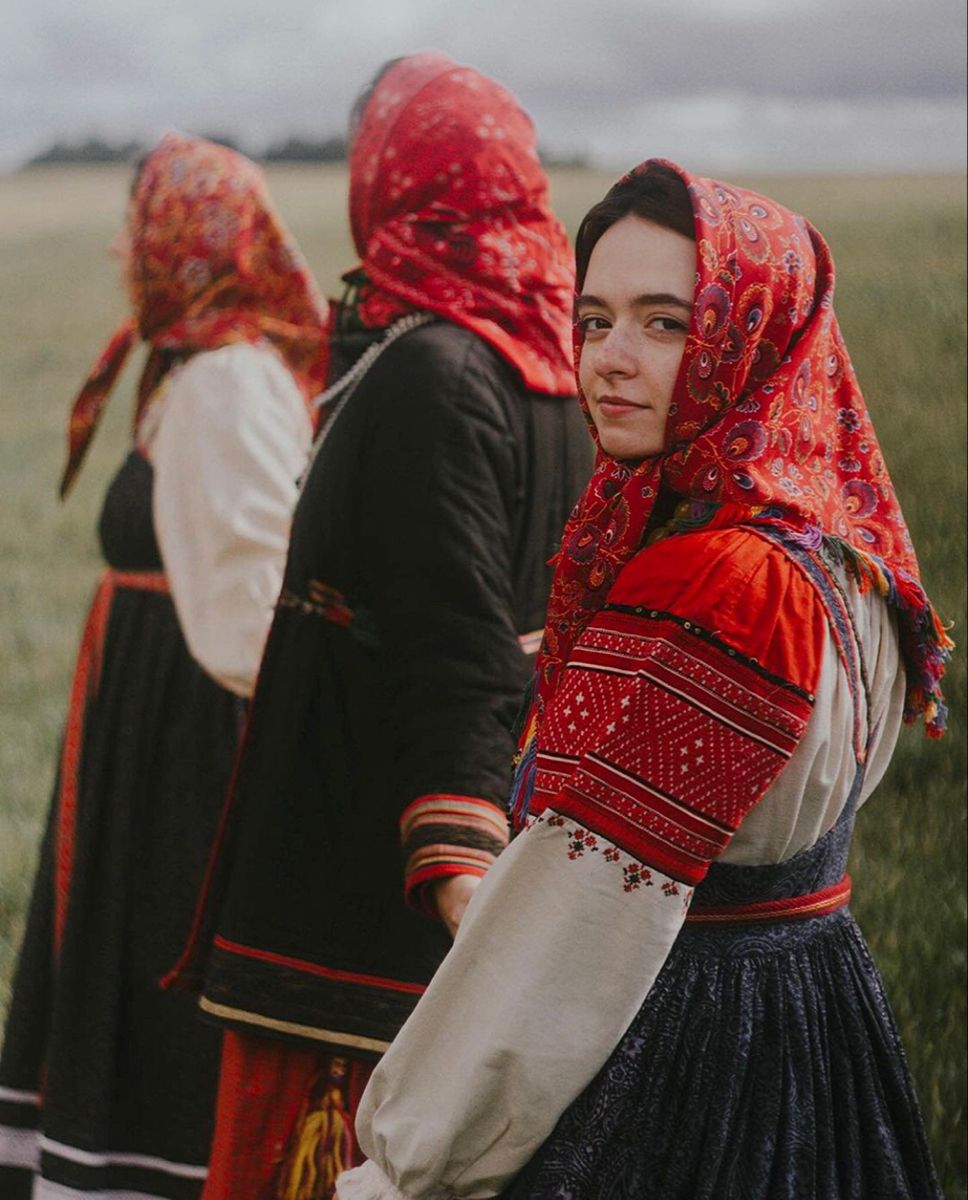 Women in Slavic costumes in La Paz