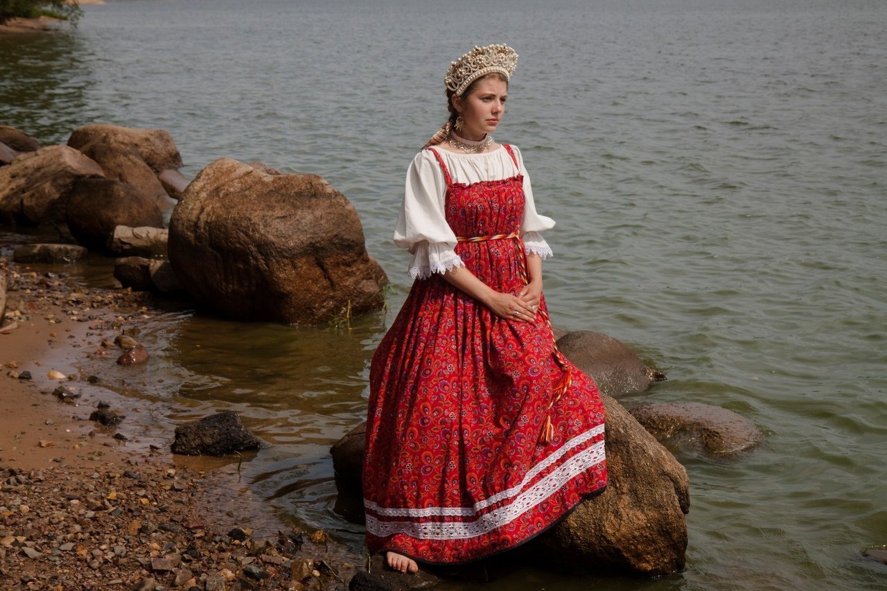 Women in Slavic costumes in La Paz