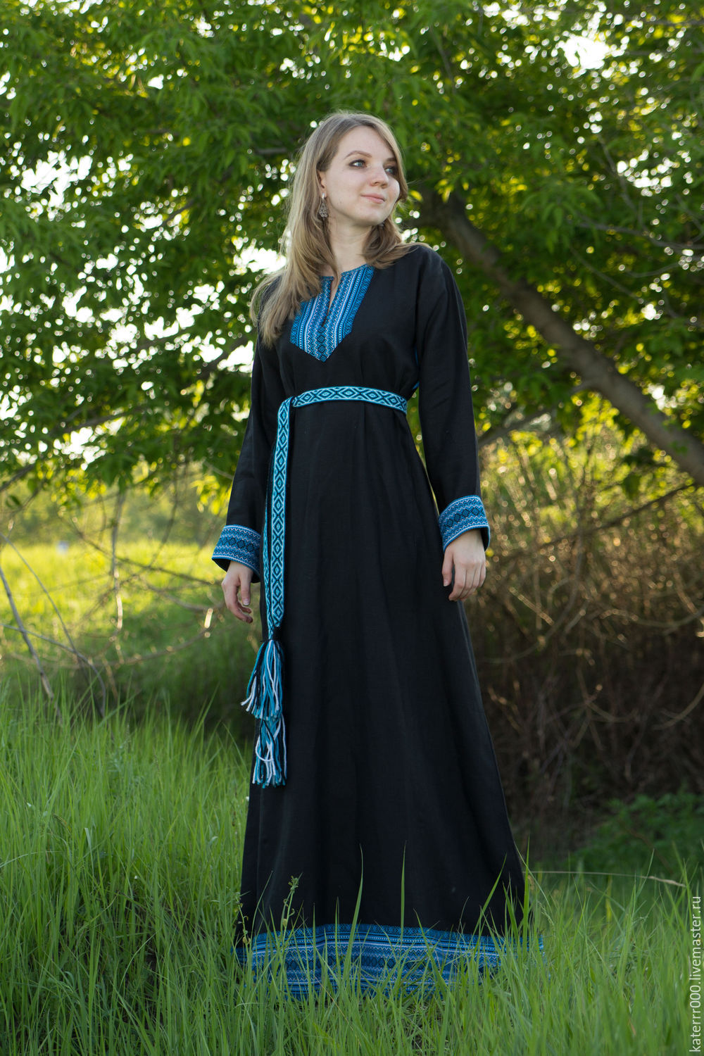 Women in Slavic costumes in La Paz