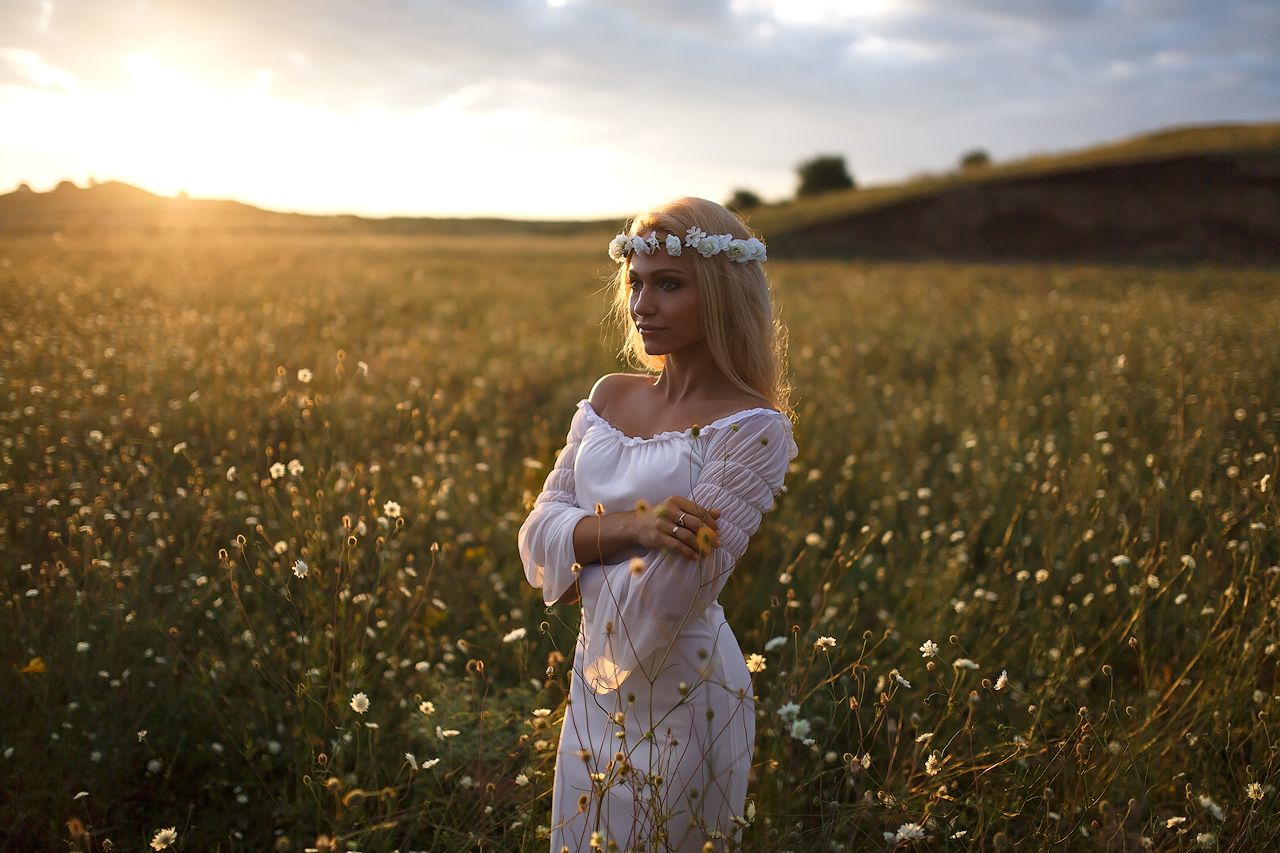 Girls in Slavic costumes in La Paz