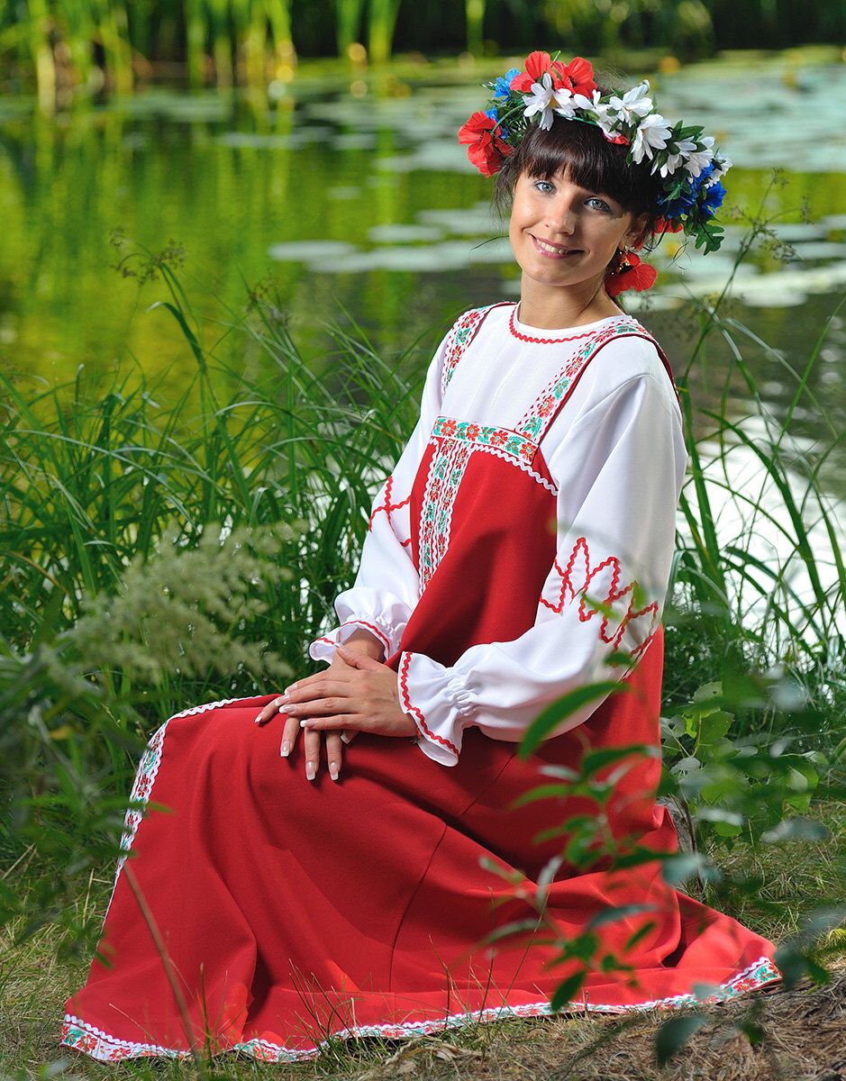 Beautiful girl Girls in Slavic costumes in La Paz